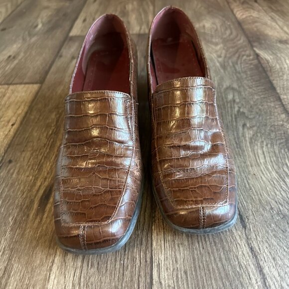 Brown leather crocodile embossed block heel with traction sole - Picture 6 of 16